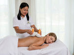 Eine Frau genie&szlig;t eine R&uuml;ckenmassage im Wellnessbereich des Wellnesshotels Mooshof im Bayerischen Wald.