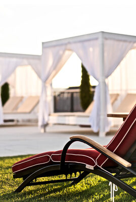 Die exklusiven Rooftop-Liegen am Pool des Hotel Oswald unter freiem Himmel im Bayerischen Wald.