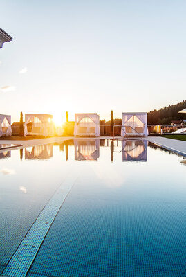 Das Dachschwimmbad im Wellnesshotel Oswald – ideal für eine entspannende Schwimmrunde bei Sonnenuntergang im Bayerischen Wald.