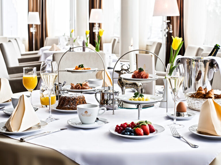 Genussvolles Frühstück im Hotel Oswald mit einem reich gedeckten Tisch und stilvollen Details für einen gelungenen Start in den Tag.