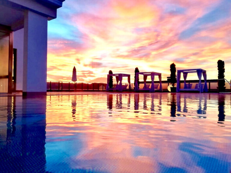 Der Infinity-Außenpool im Hotel Oswald im Bayerischen Wald bei Sonnenuntergang – ein Ort für pure Entspannung im Wellnesshotel mit traumhaftem Panoramablick.