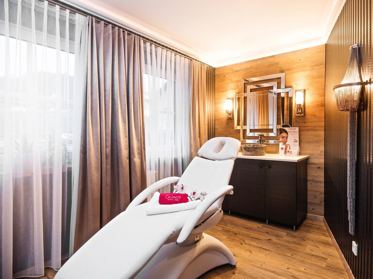 Der stilvolle Kosmetikraum im Wellnesshotel Oswald bietet den perfekten Rahmen für hochwertige Beauty- und Pflegebehandlungen.