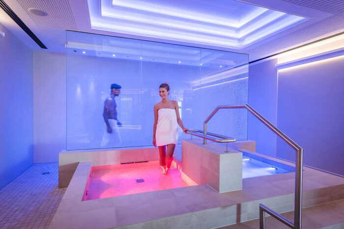 Frau im Handtuch beim Kneipen im elegantem SPA-Bereich im Hotel Mooshof.