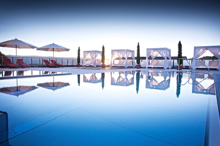 wellnesshotel bayerischer Wald Liegen am Pool mit Traumhafter Aussicht